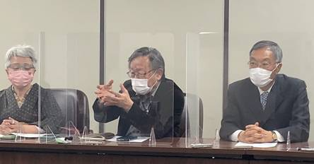 Masahi Goto (centre), designer of nuclear containment vessels at press conference for the 57 hearing for financial compensation of the nuclear disaster. (ANJ photo)