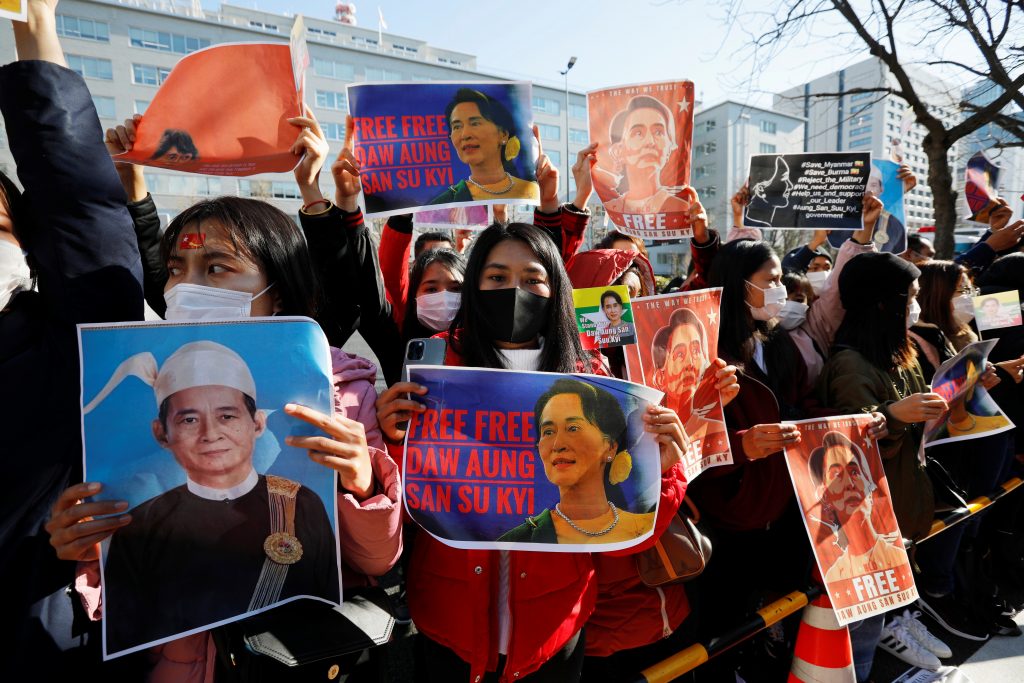 Protesters from Myanmar residing in Japan hold a portrait of leader Aung San Suu Kyi at a rally against Myanmar's military after it seized power from a democratically elected civilian government and arrested Suu Kyi, outside Foreign Ministry in Tokyo, Japan Feb. 3, 2021. (File photo/Reuters)