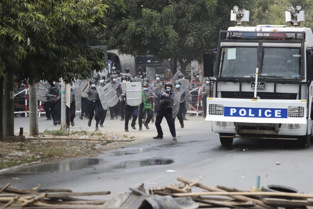 olice security forces advance forward during a security operation in Mandalay, Myanmar, Feb. 20, 2021. (File photo/AP) 