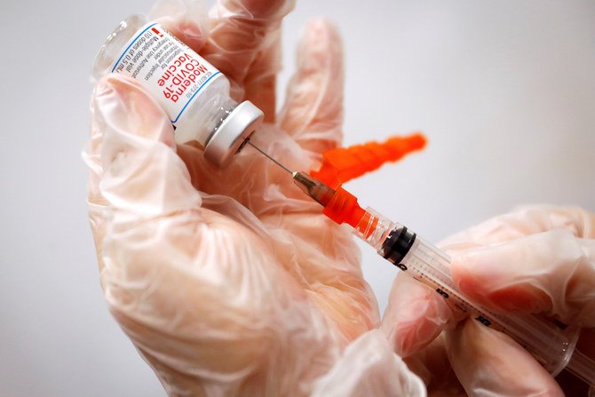 A health care worker prepares a syringe with the Moderna COVID-19 Vaccine at a pop-up vaccination site operated by SOMOS Community Care during the coronavirus disease (COVID-19) pandemic in Manhattan in New York City, New York, US, Jan. 29, 2021. (Reuters)