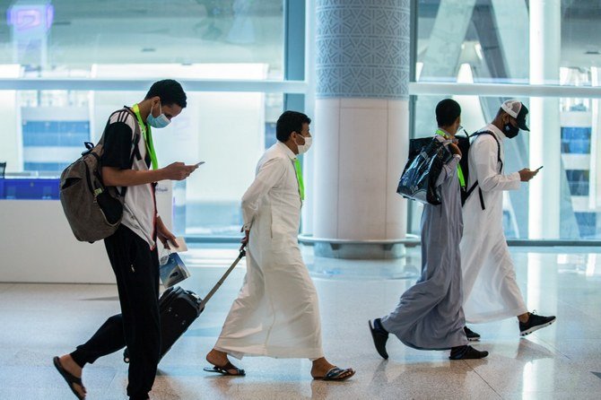 Passengers arrive at Jeddah's King Abdulaziz International airport. New COVID-19 restrictions will stop people traveling to the Kingdom from 20 countries. (AFP/File)