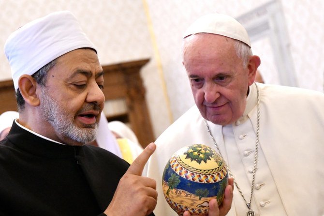 Pope Francis (R) receives a gift from Egypt's Azhar Grand Imam Sheikh Ahmed al-Tayeb during a private audience on November 15, 2019 at the Vatican. (AFP file photo)