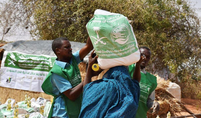 The center distributed more than 130 tons of food baskets in Yemen’s Socotra governorate, helping 7,300 people. (SPA)