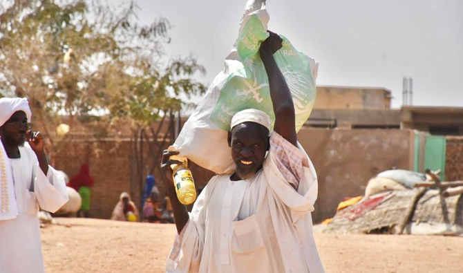 The center distributed more than 130 tons of food baskets in Yemen’s Socotra governorate, helping 7,300 people. (SPA)