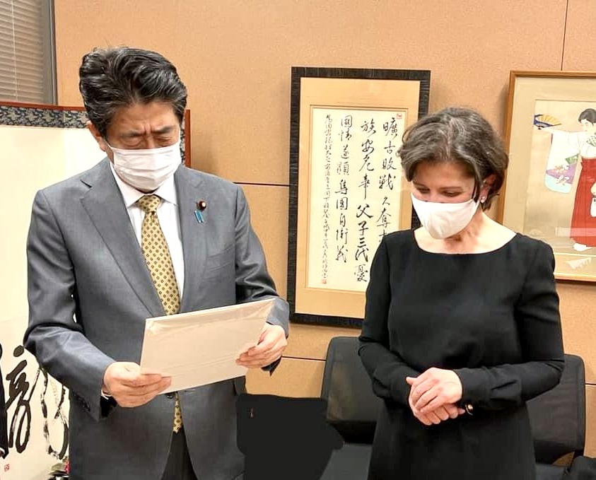 Ambassador Annab paid a courtesy visit to former prime minister Abe Shinzo. (supplied photo)