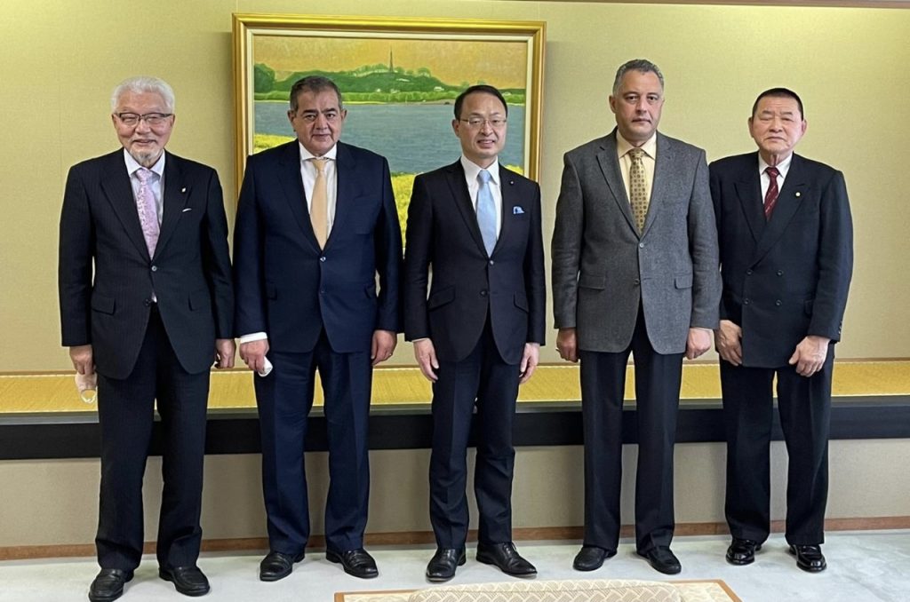 Kanazawa city Mayor Yukiyoshi Yamano (center) received a courtesy call from Naili (to his left) and Moussawi (to his right) with former Kanazawa city local assembly members Ueda and Tanaka. (ANJ photo)