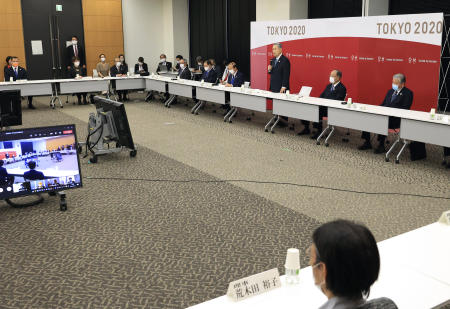 Olympics organizing committee president Yoshiro Mori announces his resignation at a meeting with council and executive board members at the committee headquarters in Tokyo on Friday, Feb. 12, 2021. (AP)