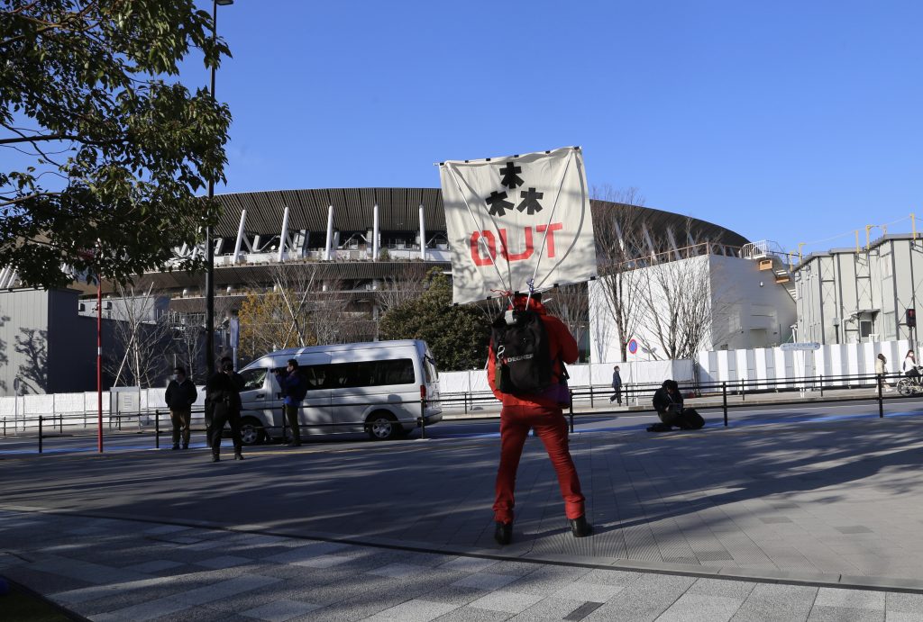 Demonstrators gathered in front of the Olympic Stadium on Thursday and held up placards denouncing Yoshiro Mori in a “silent” protest against the Tokyo Olympics chief. (ANJ photo)