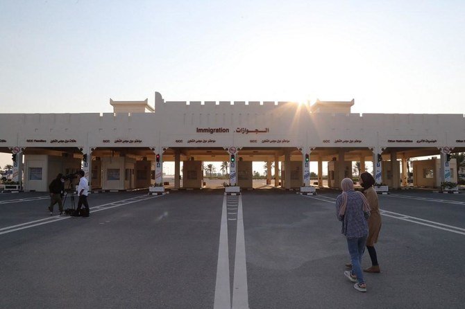 Trade of goods between Saudi Arabia and Qatar will resume through the Abu Samra border crossing on Feb. 14. (File/AFP)