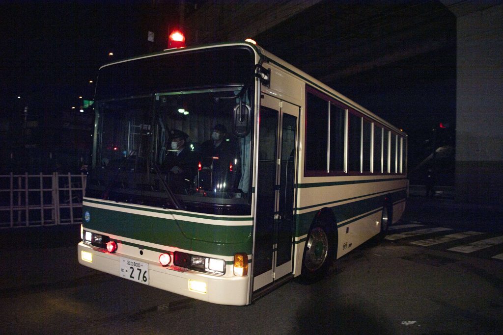 A bus believed to be carrying former US special forces member Michael Taylor and his son Peter, who allegedly staged the operation to help fly former Nissan chief Carlos Ghosn out of Japan in 2019, arrives at the Tokyo detention center in Tokyo on March 2, 2021 following their extradition from the US. (AFP)