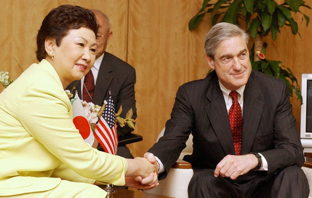  Visiting US Federal Bureau of Investigation (FBI) chief Robert Mueller (R) shakes hands with Kiyoko Ono. (AFP)