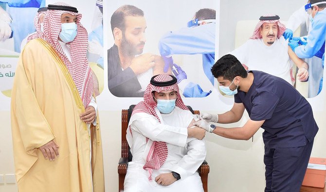 Najran Gov. Prince Jalawi bin Abdul Aziz bin Musaed launches a campaign to offer the coronavirus vaccine to the employees of the region’s municipality. (SPA)