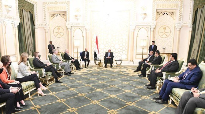 Yemen’s President Abed Rabbo Mansour Hadi meets US envoy to Yemen Tim Lenderking in Riyadh. (Saba)