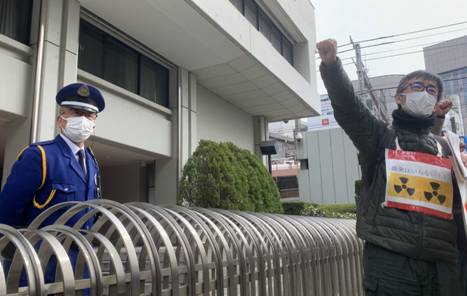 A protester demanding the shutdown of all nuclear power plants in Japan. (ANJ photo)