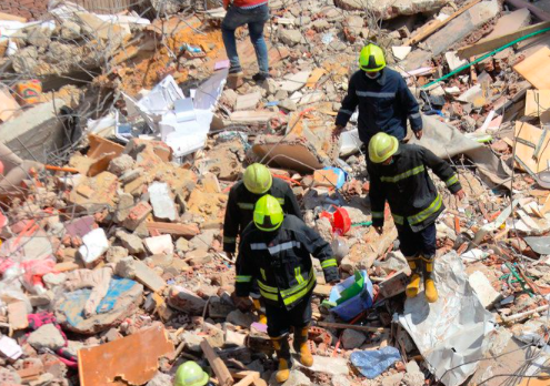 Rescuers in Cairo on Saturday look for victims on the rubble of a collapsed 10-story apartment building. (File photo/AP Photo)