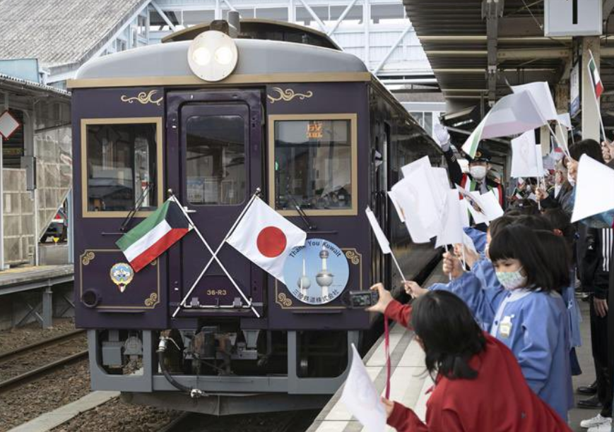 Kuwait’s financial grant, worth 2 billion yen ($19 million), aided the railway company in purchasing eight new cars. (Twitter/@palaiso9)