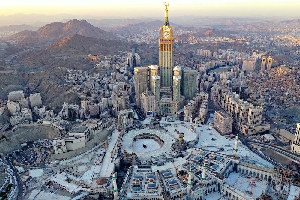 An aerial view shows the Grand Mosque and the Makkah Tower, deserted on the first day of the Muslim fasting month of Ramadan, in the Saudi holy city of Makkah, on April 24, 2020. (AFP/File Photo)