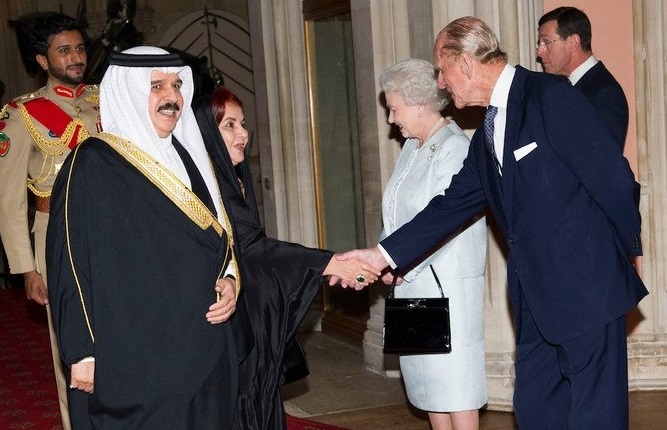 Britain's Queen Elizabeth II (3rd R) and Prince Philip (2nd R) greet Bahrain's King Hamad bin Issa Al-Khalifa (2nd L) and Sheikha Sabika bint Ibrahim Al-Khalifa (3rd L) at Windsor Castle on May 18, 2012. (AFP/File Photo)