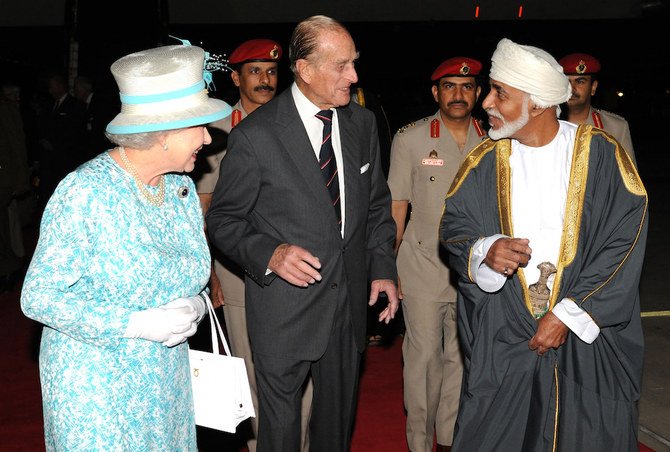 Oman's Sultan Qaboos bin Said welcomes Britain's Queen Elizabeth II and her husband Prince Philip (C) upon their arrival at Muscat on November 25, 2010 following her trip to the UAE. (AFP/File Photo)