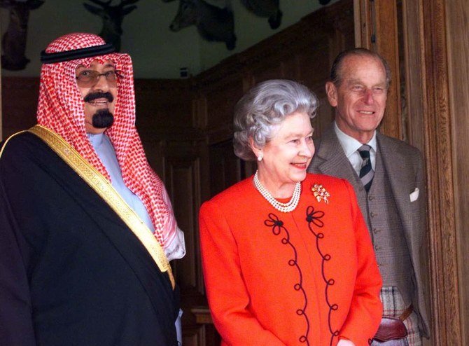 The Queen and Duke of Edinburgh stand next to the then-Crown Prince of Saudi Arabia, Prince Abdullah Bin Abdul Aziz Al-Saud, after he arrived at Balmoral Castle for lunch during a visit to the UK. (AFP/File Photo)
