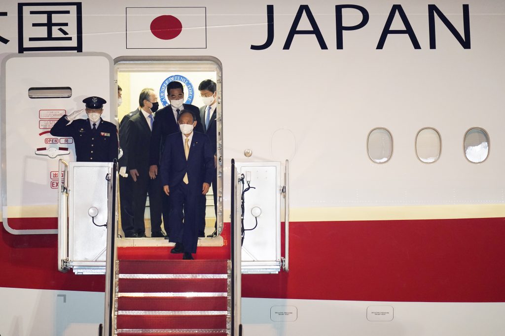  Japanese Prime Minister Yoshihide Suga arrives at Andrews Air Force Base, Md., April 15, 2021. (File photo/AP) 