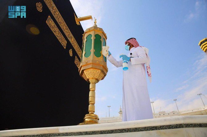 The Grand Mosque and Kaaba are perfumed with high quality fragrances ten times a day. (SPA)