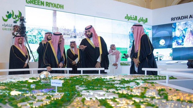 Crown Prince Mohamed bin Salman briefs King Salman on the Riyadh Green program. (SPA file photo)