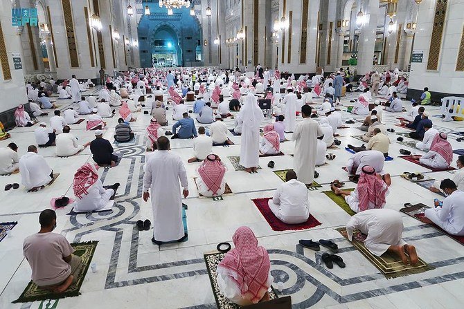 Worshippers performed the first Tarawih prayer at the Grand Mosque in Makkah. (SPA)