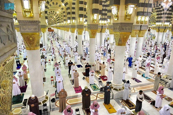 Worshippers performed the first Tarawih prayer at the Prophet's Mosque in Madinah. (SPA)