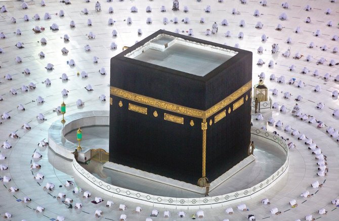 Worshippers offer night prayers in the Grand Mosque in Makkah amid strict measures to check the spread of the coronavirus. (SPA)