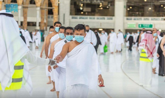 Health workers check worshippers entering the Grand Mosque in Makkah on April 18, 2021 as part of efforts to prevent the spread of COVID-19. (SPA)