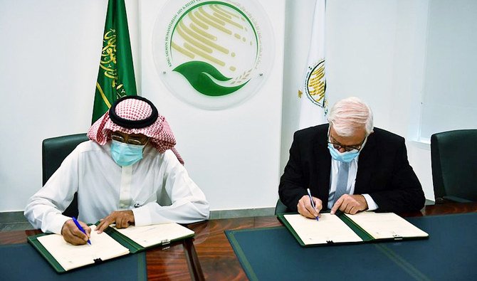 Saudi aid center agreements to help people of Yemen and Lebanon. (SPA)