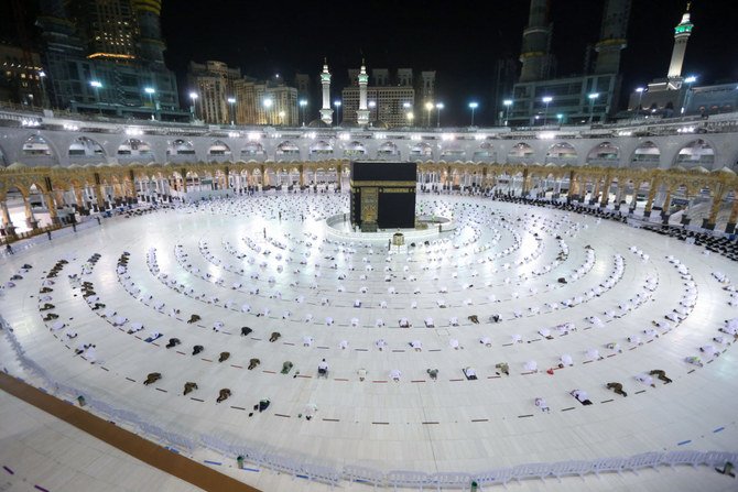 Muslim worshippers perform the evening Tarawih prayer during the fasting month of Ramadan around the Kaaba in Makkah's Grand Mosque con April 13, 2021. (AFP)
