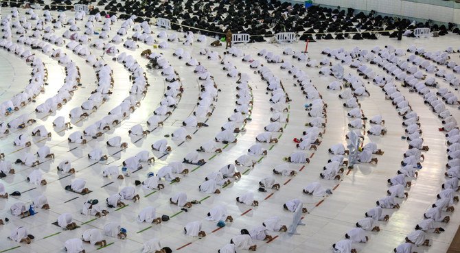 Muslim worshippers perform the evening Tarawih prayer during the fasting month of Ramadan around the Kaaba in Makkah's Grand Mosque con April 13, 2021. (AFP)