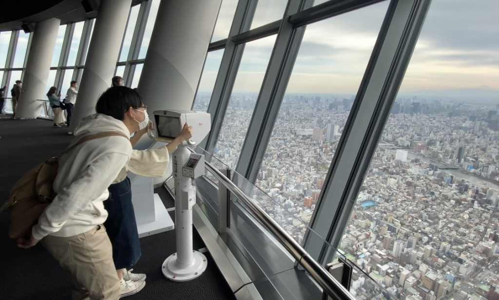 Skytree visitors view Tokyo city from the height of 350 meters. (ANJ photo) 