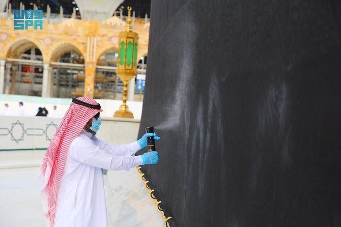 The Grand Mosque and Kaaba are perfumed with high quality fragrances ten times a day. (SPA)