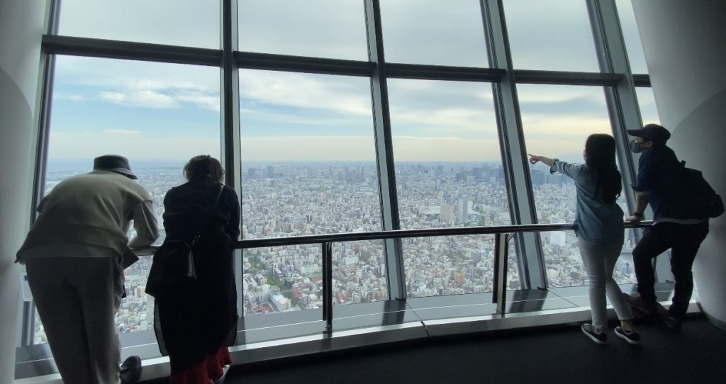 Skytree visitors view Tokyo city from the height of 350 meters. (ANJ photo) 