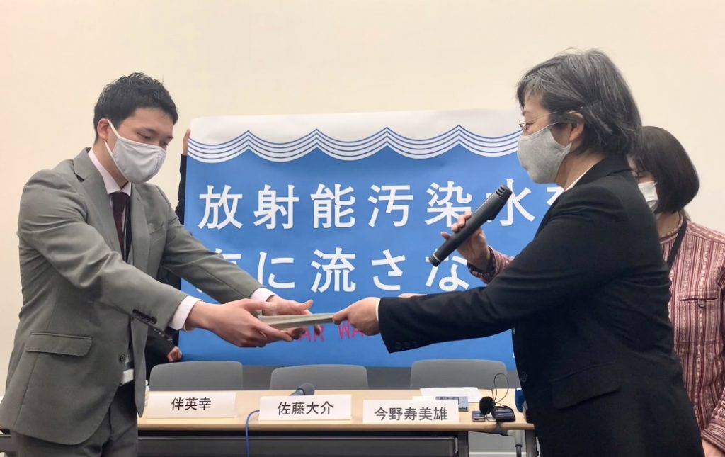 During the handing over of the petition, the citizens of Namie, Aizu Wakamatsu and Koriyama urged the government official not to discharge the tritium polluted water into the ocean. (ANJ photo)