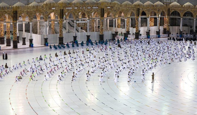 Umrah permits and visit permits for the Grand Mosque and the Prophet’s Mosque in Madinah will increase operational capacity during the month of Ramadan. (AFP/File)