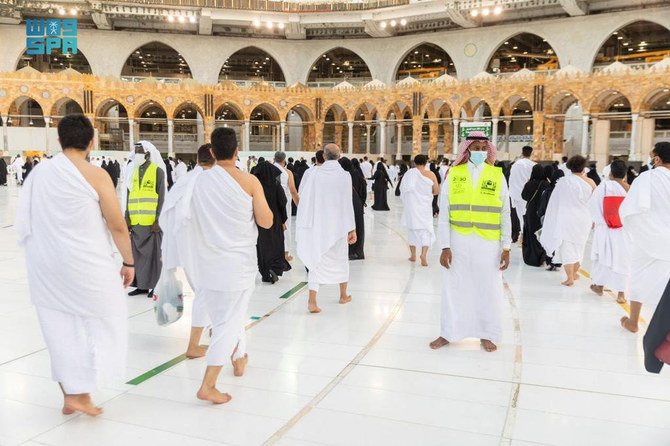 On Twitter, the ministry’s customer service center account said that inoculations are not a requirement yet to get permission for Umrah during Ramadan. (SPA)