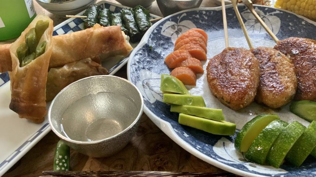 Participants can learn how to make a variety of dishes including vegan ‘chicken’ skewers, sushi, bento boxes, ramen, among other dishes. (Bentoya Cooking)
