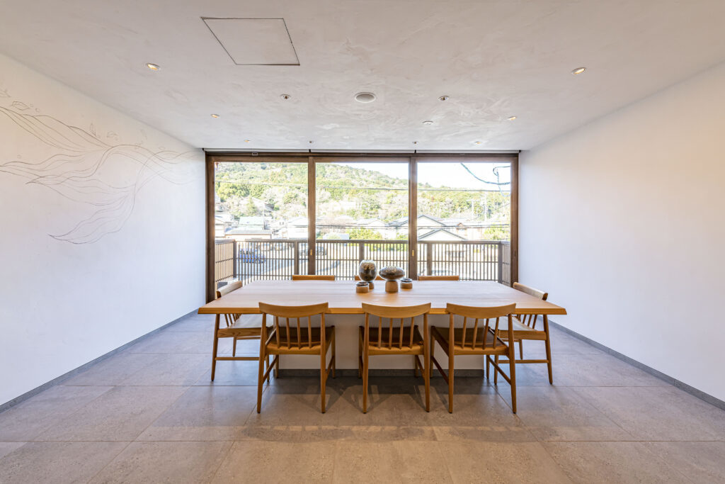 The coffee shops’ interior and exterior both depend on a natural look and feel, integrating elements like wood in the overall aesthetic while also maintaining a minimalist and traditional design. (Starbucks Japan)