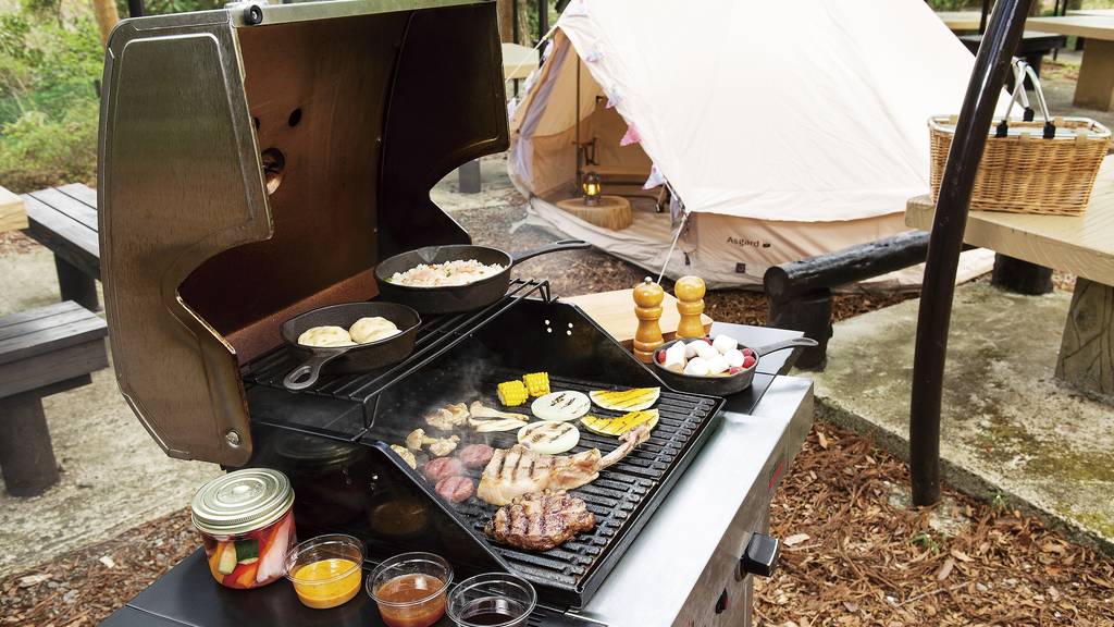 Guests have the option of booking a barbeque site fully equipped with the resources needed to cook using your own ingredients or ingredients supplied through the set packages offered. (Fujita Kanko Co.)