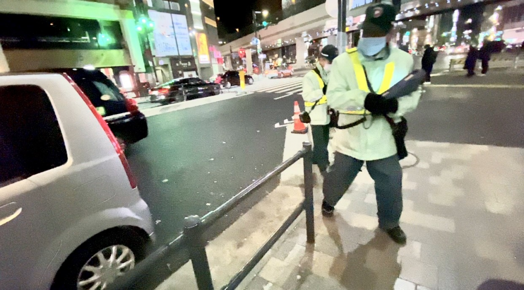 Illegal parking patrol dispatched by Tokyo metropolitan police seen recently at Roppongi district after midnight. (ANJ photos)