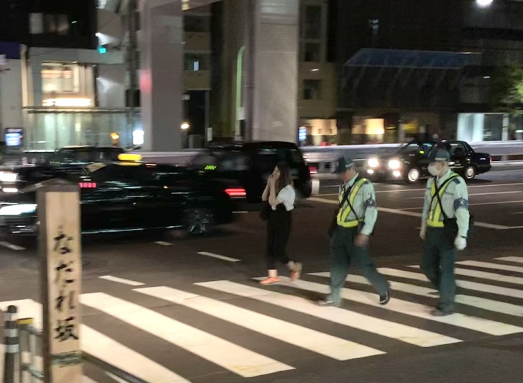 Illegal parking patrol dispatched by Tokyo metropolitan police seen recently at Roppongi district after midnight. (ANJ photos)