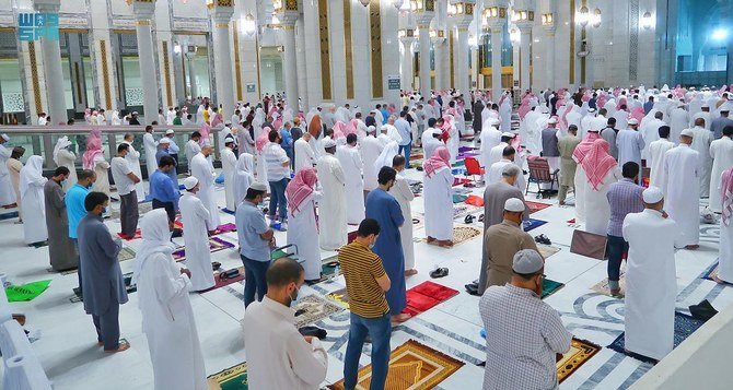 Worshippers performed the first Tarawih prayer at the Grand Mosque in Makkah. (SPA)