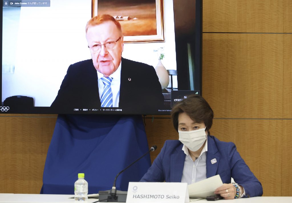 Intrernational Olympic Committee Vice President John Coates speaks on a screen while Tokyo 2020 Olympics organizing committee president Seiko Hashimoto listens at a meeting of the IOC Coordination Commission for the Tokyo 2020 Olympics in Tokyo, May. 19, 2021. (File photo/AP)