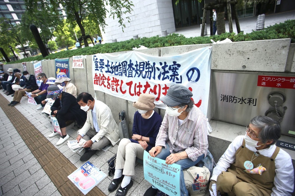 Residents protest against the bill. (ANJ/Pierre Boutier)