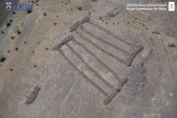 Mustatils are complex monumental structures consisting of two thick ends (base and head) connected by two or more long walls to create a series of courtyards, that look like big rectangles. (@aaksa_project)