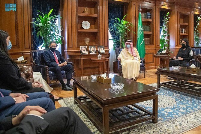 Saudi Arabia’s Minister of State for Foreign Affairs Adel Al-Jubeir and the Kingdom’s ambassador to the US Princess Reema bint Bandar meet with a visiting US delegation. (SPA)